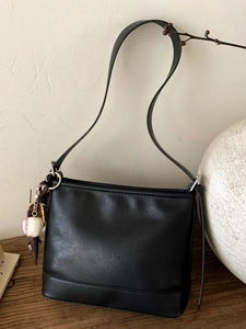 Damen Vintage PU Leder Eimertasche Minimalistisch Koreanisch Schultertasche Mit Kreativem Dackel Baseball Anhänger Umhängetasche
