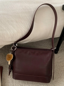 Modische burgunderrote Eimer-Handtasche aus Leder mit kreativem Pilz-Anhänger für Damen