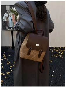 Vintage-Rucksack mit Lederklappe und Hasen-Logo, am Model im Freien präsentiert