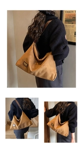 Vue détaillée du sac cabas marron en daim synthétique avec texture douce