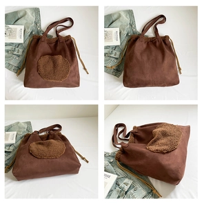 Dettaglio della borsa tote vintage in pelle scamosciata marrone con tasca rotonda soffice