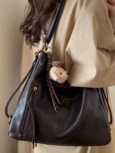 Retro large capacity tote bag in coffee brown faux leather for autumn and winter commute