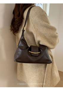 Sac porté épaule minimaliste en cuir marron foncé avec fermoir en métal doré en croissant