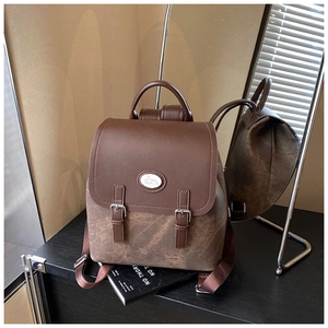 Detailansicht des Vintage-Rucksacks in Braun mit Hasen-Logo und Schnallenriemen