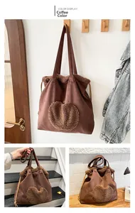 Dettagli della borsa tote in pelle scamosciata caffè con cuore di peluche e coulisse