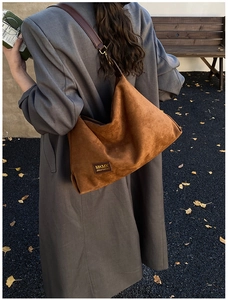 Vue extérieure du sac cabas en daim caramel avec bandoulière en cuir et boucles dorées