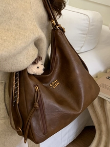 Deep brown large capacity vintage tote bag for women with golden logo and side zipper