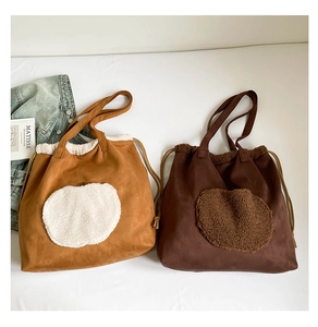 Dettaglio di borse tote in camoscio vintage con patchwork in sherpa e coulisse