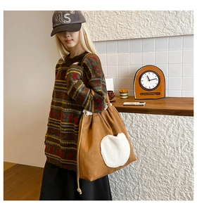 Borsa tote marrone in finta pelle scamosciata con cuore di peluche bianco e coulisse autunnale