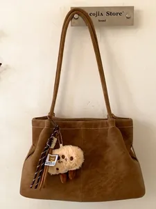 Damen Große Kapazität PU Leder Wildleder Effekt Tragetasche Urban Retro Pendler Umhängetasche Mit Kontrastnähten Plüsch Anhänger