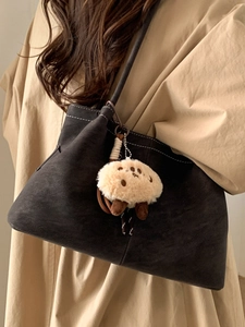 Braune Wildleder-Tote-Bag mit weißen Kontrastnähten und süßem Plüschpuppen-Anhänger