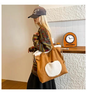 Borsa tote in finta pelle scamosciata marrone con ricamo mela in peluche bianco