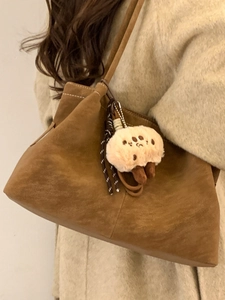 Braune Shopper Tasche aus Wildleder für Damen mit Schultergurt und niedlichem Anhänger