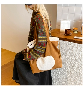 Borsa tote in pelle scamosciata marrone con grande cuore in peluche bianco e cordoncino