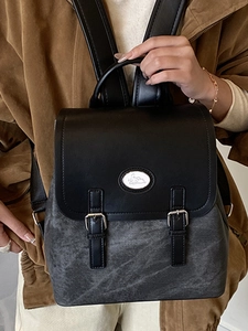 Großer Retro-Rucksack in Schwarz-Grau mit Hasen-Metalllogo und Überschlagverschluss