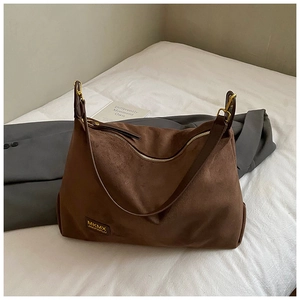 Vue détaillée du sac cabas en daim marron avec fermeture éclair en métal et étiquette cuir