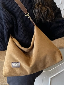 Sac cabas en daim marron avec bandoulière en cuir et boucles métalliques dorées