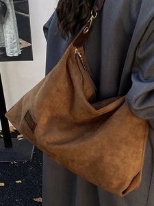 Grand sac cabas marron en daim avec des bandoulières en cuir marron foncé