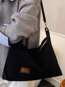 Sac fourre-tout noir minimaliste en daim mat avec des bandoulières en cuir marron foncé