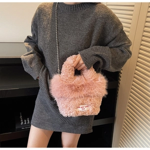 Schicke rosa flauschige Kunstpelz-Beuteltasche mit Perlenkette und weißem Etikett