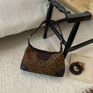 Dettaglio borsa a spalla leopardata con tracolla in pelle e texture scamosciata vintage