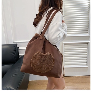 Grand sac seau marron foncé avec bordures en peluche et détails de bandoulière chic