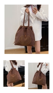Détail du sac seau vintage marron avec motif cœur en peluche et bandoulières élégantes