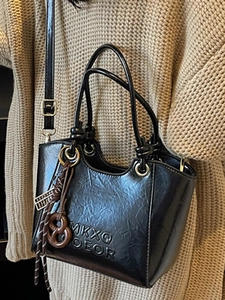 Sac seau vintage noir avec texture plissée et lettrage en relief pour femmes