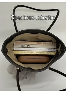 Geräumiges Innenleben der dunkelbraunen Ledertasche mit Reißverschlussfach und Büchern