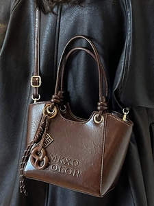 Sac seau vintage marron foncé avec poignée nouée et texture en cuir vieilli en bandoulière