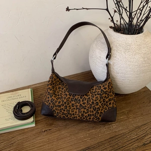 Dettaglio della borsa hobo leopardata con finiture in pelle marrone e tracolla regolabile