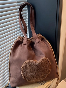 Sac seau rétro en daim marron avec détail de cœur en peluche et cordon