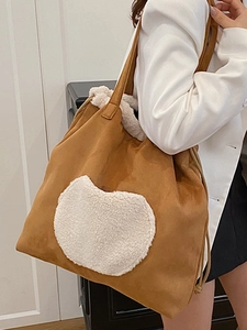 Sac seau en faux daim marron avec bordure en polaire blanche et bandoulière d'hiver