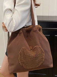 Sac seau rétro en similicuir marron avec détail de cœur en peluche et bandoulière