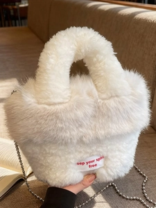 Weiße flauschige Kunstpelz-Handtasche mit Etikett und silberner Perlenkette für Damen