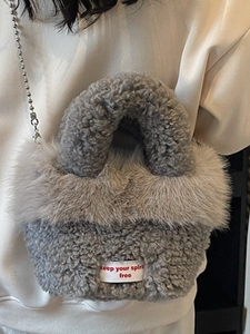 Graue flauschige Lammwoll-Tasche mit Plüschbesatz und silberner Metall-Kugelkette
