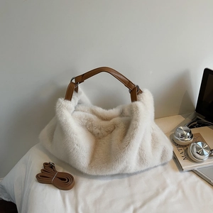 Détail du sac fourre-tout en fausse fourrure blanc cassé avec poignées en cuir marron chic