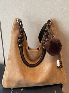 Sac Hobo en PU Aspect Daim Vintage pour Femmes Bandoulière en Perles de Bois Sac à Épaule Grande Capacité Sac Cabas avec Boule de Peluche