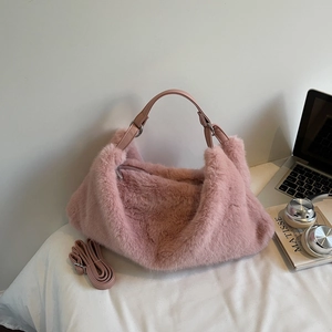 Détail du sac à main en peluche rose avec fourrure synthétique et bandoulière en PU amovible