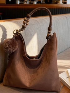 Sac hobo en daim marron avec bandoulière en perles de bois vintage et pompon en peluche