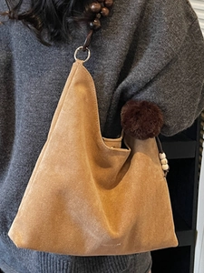 Sac hobo rétro en daim avec bandoulière en perles de bois et détail pompon doux