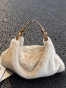 Sac fourre-tout chic en peluche crème avec anses en cuir marron sur fond urbain