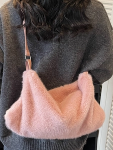 Sac à épaule chic en fausse fourrure rose pour femme avec design pelucheux et fine bandoulière