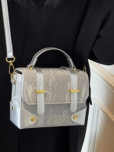 Sac à main en cuir froissé argenté avec fermoir doré et bandoulière amovible
