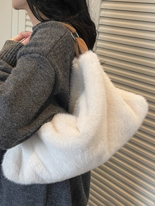 Sac fourre-tout chic en fausse fourrure blanche avec bandoulière en cuir marron et métal
