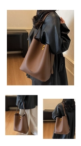 Détails du sac seau en cuir marron à motif litchi avec fermoir en métal et couture