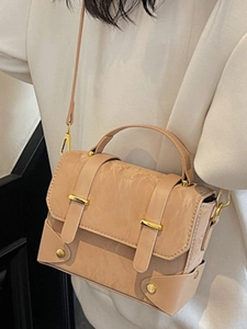 Sac bandoulière carré marron clair texture marbre avec boucles dorées et poignée chic