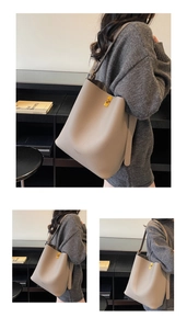 Détail du sac cabas taupe texture lychee avec boucle dorée et longue bandoulière
