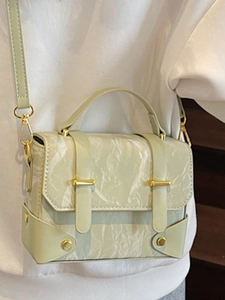 Sac bandoulière vert clair chic pour femme avec finition brillante et détails dorés