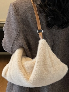 Sac hobo chic en fausse fourrure beige avec bandoulière en cuir pour femmes